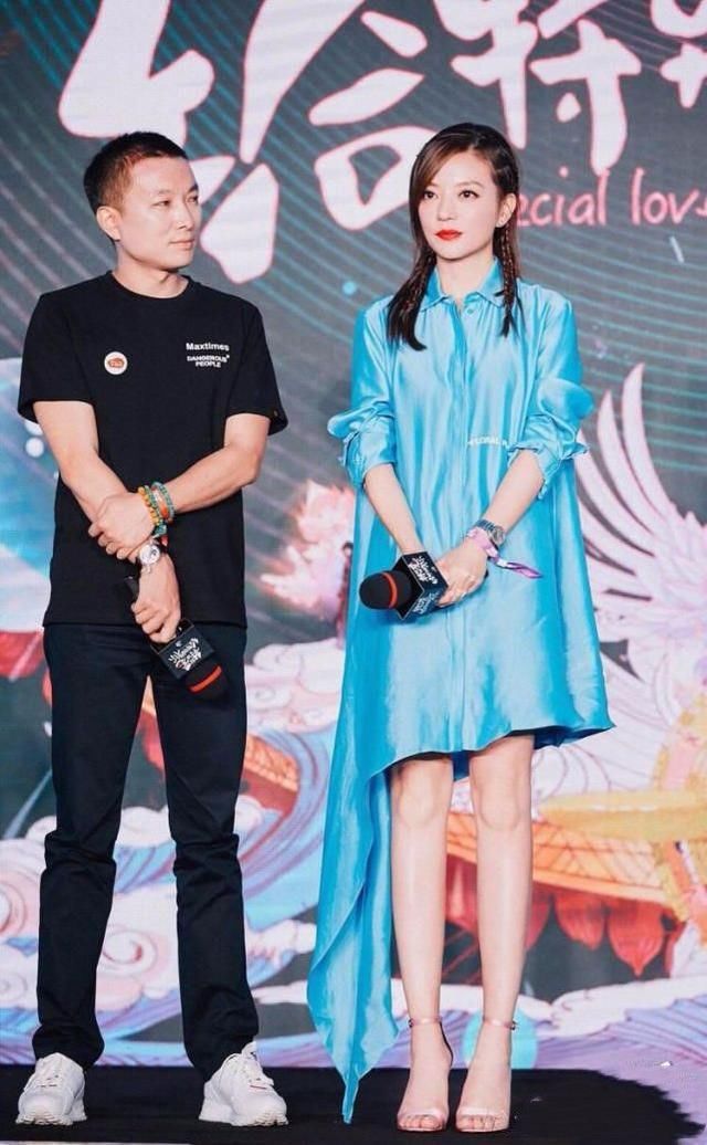 赵薇从来没瘦过，未修图的腿跟苏有朋一样粗，网友：这鞋扣勒好紧