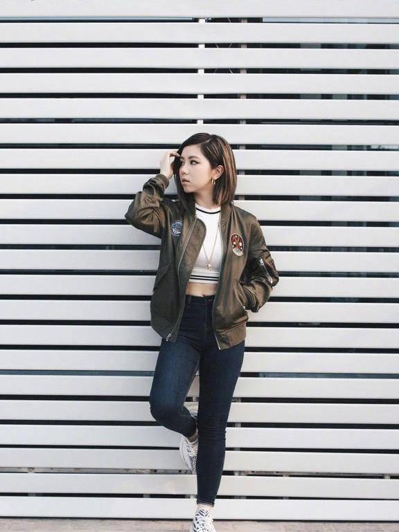 邓紫棋胆太肥！深V裙开叉到腰，网友：比穿皮裤美多了