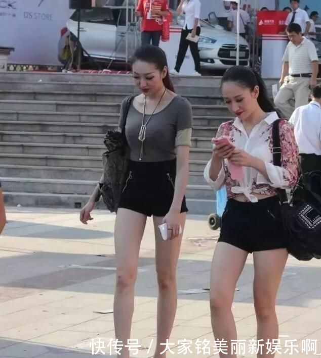  【短裤】街拍：牛仔短裤看似简单，想要穿出美感，还是需要用心搭配