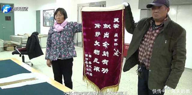 河南一农民山上捡到一个“铜片”，拒绝10万收购，无偿上交国家