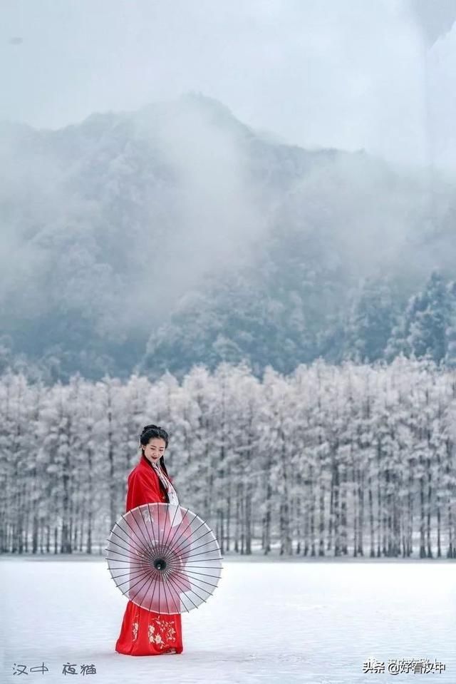 大雪过后的汉中龙池特别适合汉服摄影,不信你看