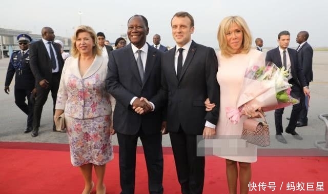 『同款』英国女王穿粉色大衣戴头巾活力十足,凯特同款搭配格纹披肩更时尚