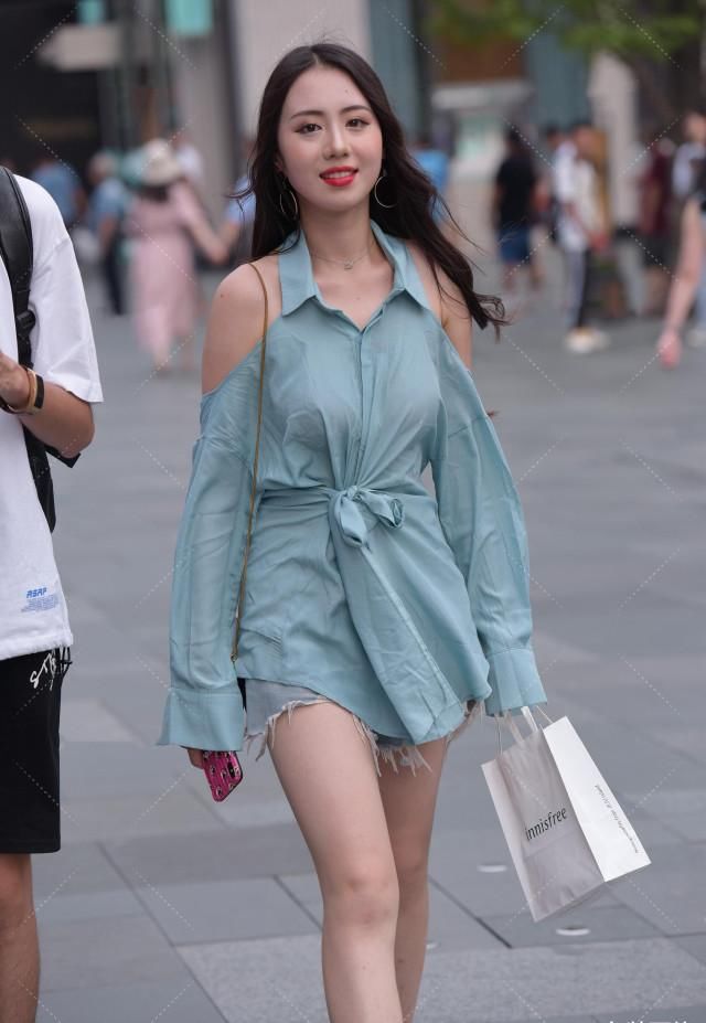  小姐姐：新买的风衣“乱裁剪”, 肩膀、中间破破烂烂, 谁能看懂她的穿搭?