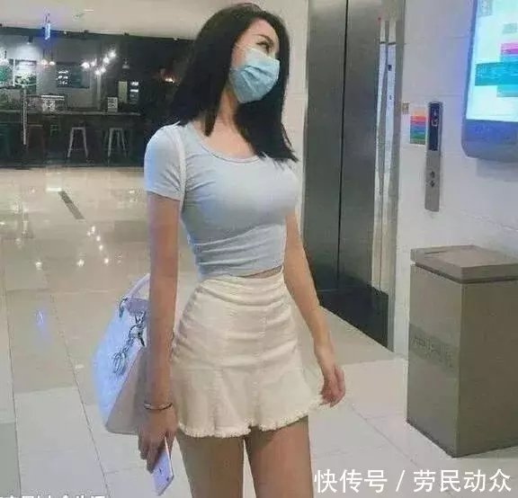 街拍：马路中间玩手机的小姐姐，近看有韵味的成熟女人