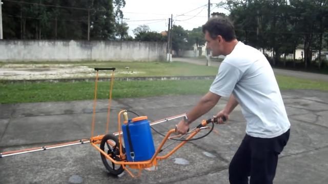 英国四十岁大叔发明自行车喷雾机，不用油和电，成本100块钱