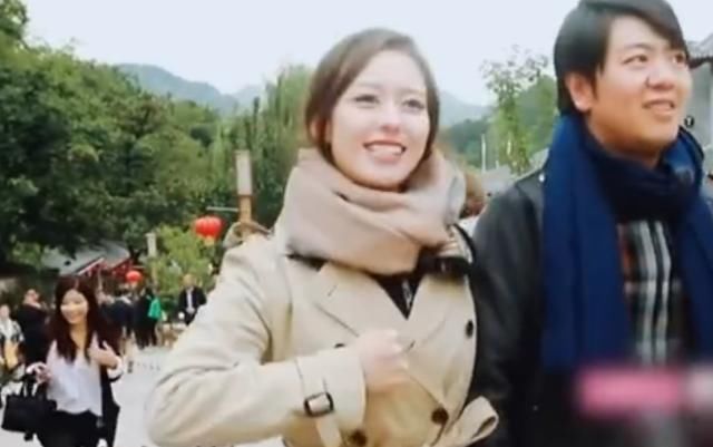 [生活]郎朗妻子浓妆直播，口红快涂到人中太浮夸，自曝每日吃燕窝生活似贵妇