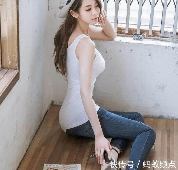 『美女』活力十足的牛仔裤美女,气质出众,无论走到哪都是焦点