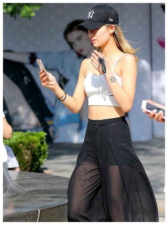 街拍：图3身材高挑，肌肤白皙，是我这辈子心心念念的那个人！