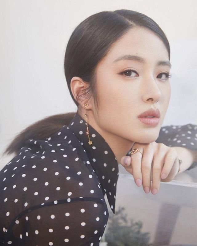 杨采钰你这么穿波点裙，我服了，这搭配咋看都吸睛！