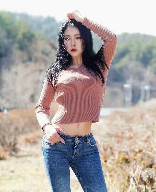 街拍：夏天，小姐姐凹凸有致完美的身材让人羡慕