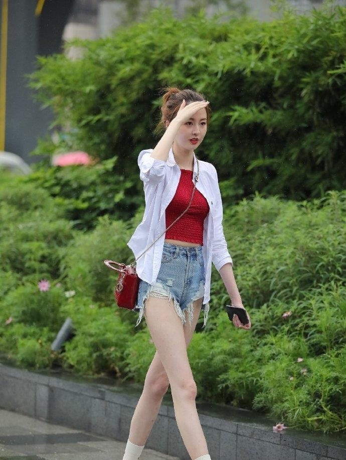 衬衣@街拍:小姐姐白色衬衣搭配牛仔短裤,满屏幕的高挑美腿!惹人爱!