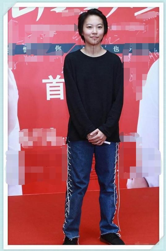 窦靖童不惧世俗眼光，新纹身瞬间让网友炸开了锅：有其母必有其女