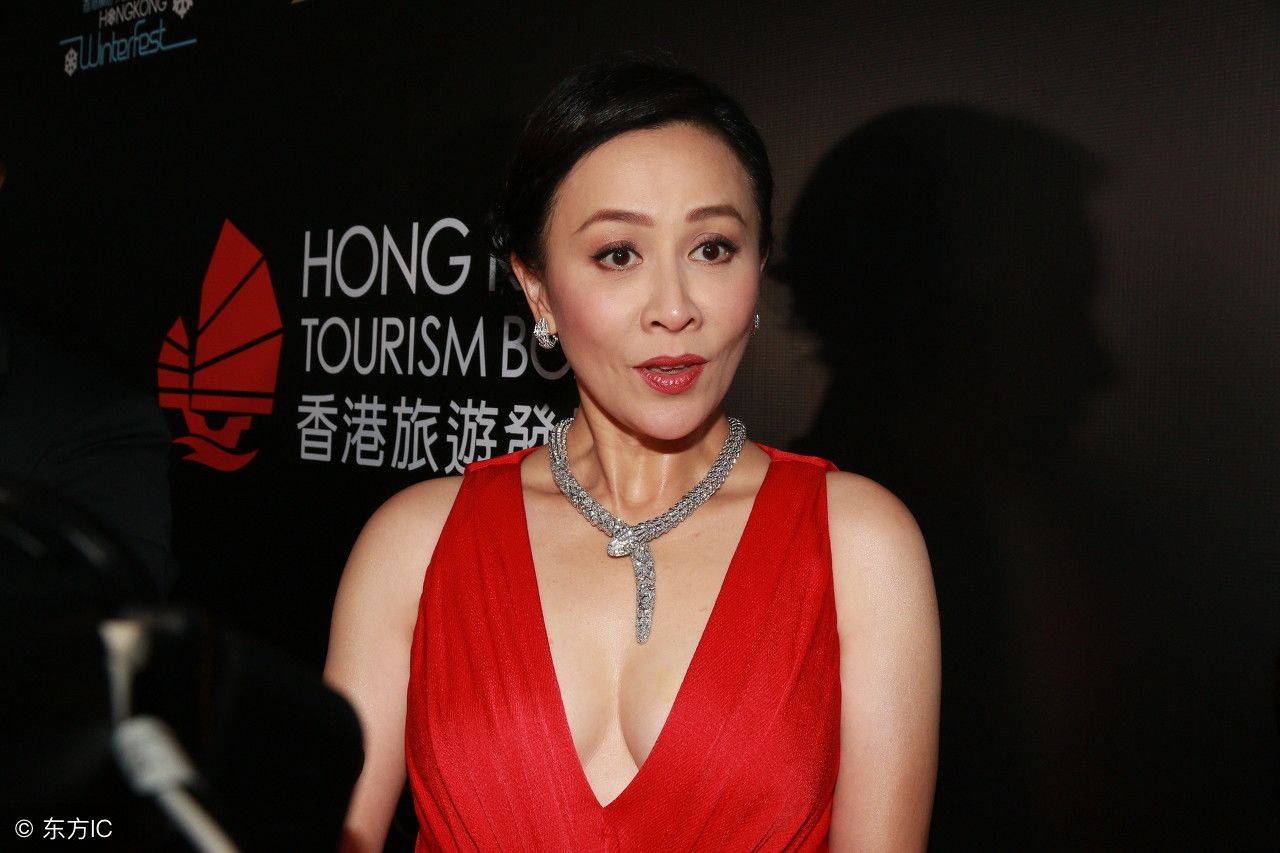 女神拖地长裙出席活动，网友:这裙衩开的也太高了吧