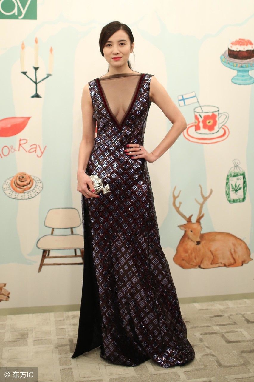 宋佳出席活动，一条深V长裙美艳动人，不明白中间的黑纱是什么