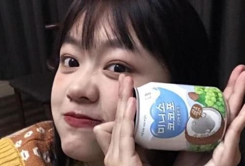  『偷笑』女生刚睡醒就有这“3行为”，颜值一定差不了，占一条做梦就能偷笑醒