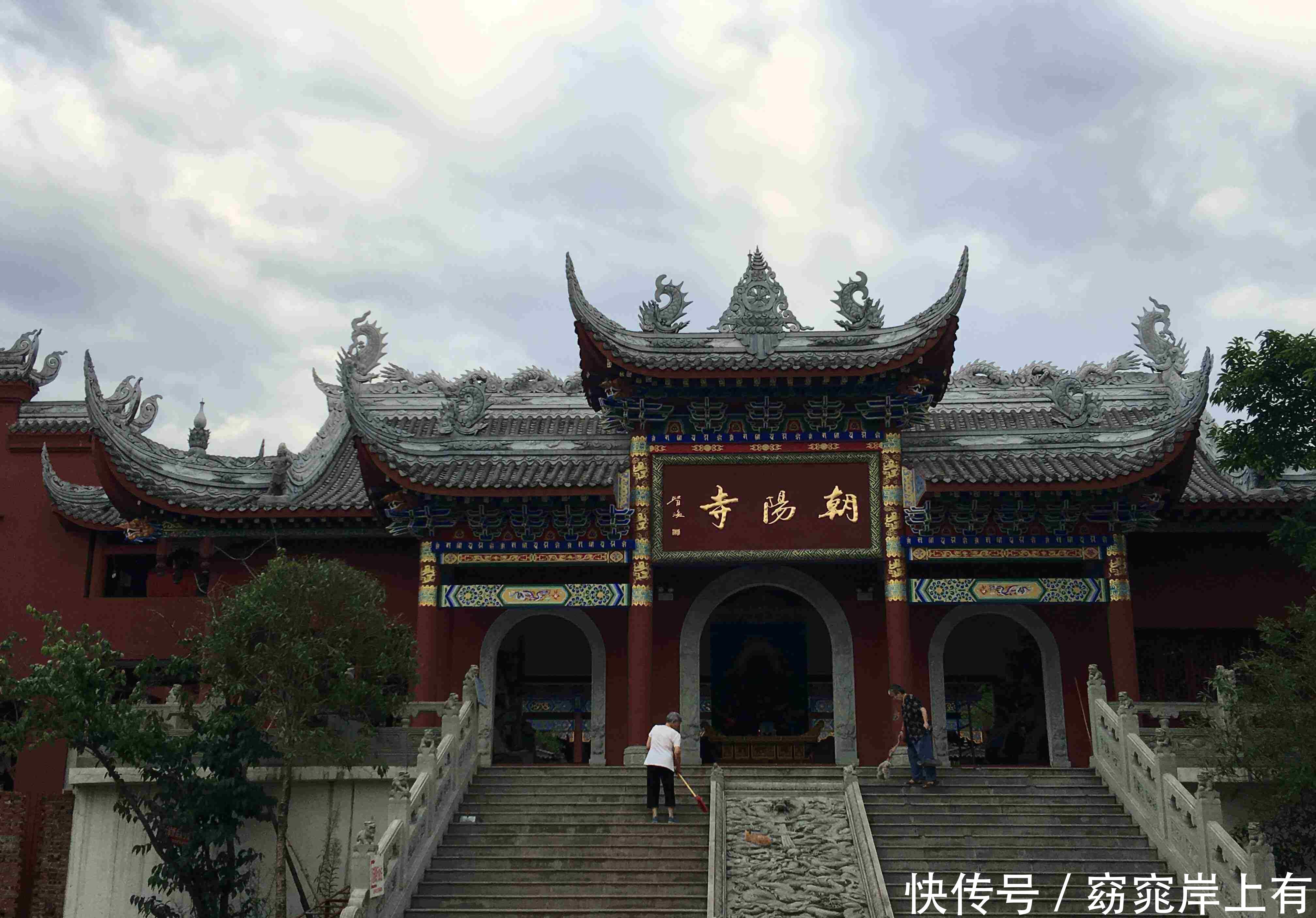 为什么国外的教堂祷告免费,中国寺庙烧香却要收钱?原因让人气愤