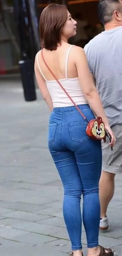 时尚：牛仔裤无论是男女都喜欢一种时装，有些女孩夏日都穿牛仔裤