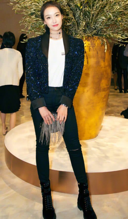 宋茜剪了短发如同整容，“折叠包”亮了，包包都可以当腰带了