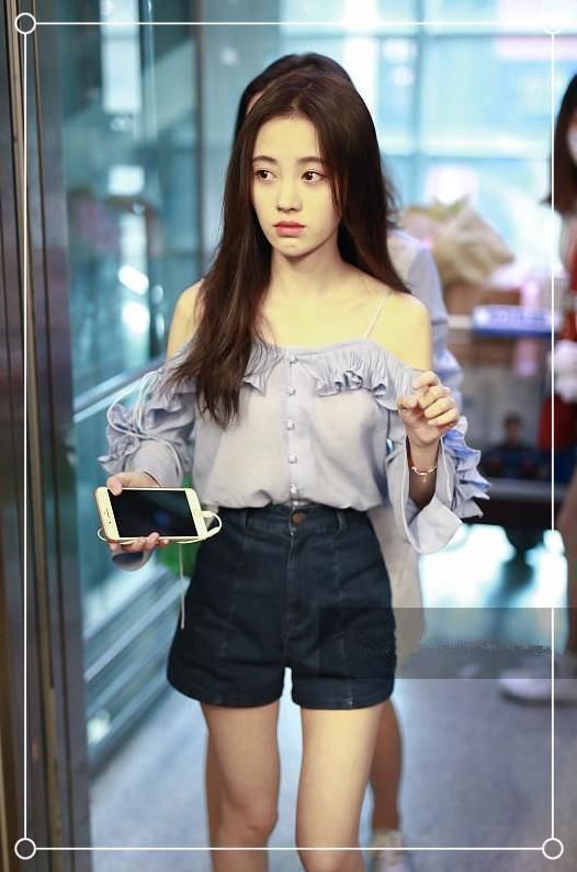 别看鞠婧祎只有159的身高，可秀起腿来，竟丝毫不差170的马思纯！