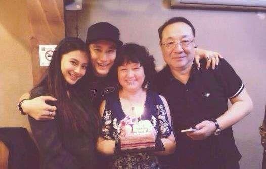 且不论黄晓明与疫苗事件有关还是无关，至少看得出来他是一个孝子