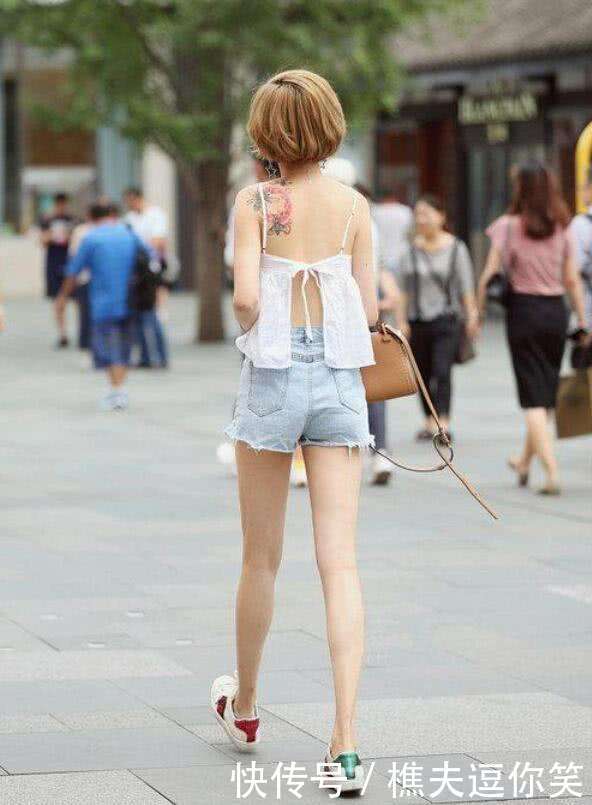 时尚穿搭：这个小姐姐的穿搭，小吊带配上超短裤，充满了慵懒的感