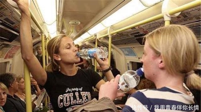 英国遭受高温袭击，出门火车停运，在家没有空调，当地人苦不堪言