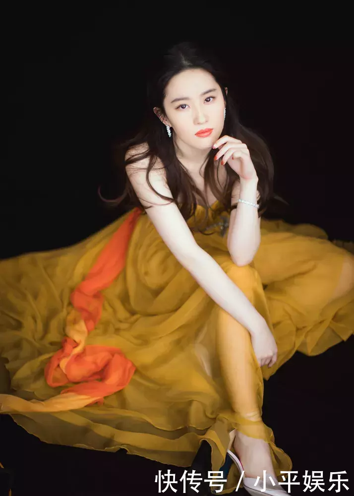 刘亦菲越长越美，薄纱抹胸裙惊艳众人，网友：像个仙女一样！