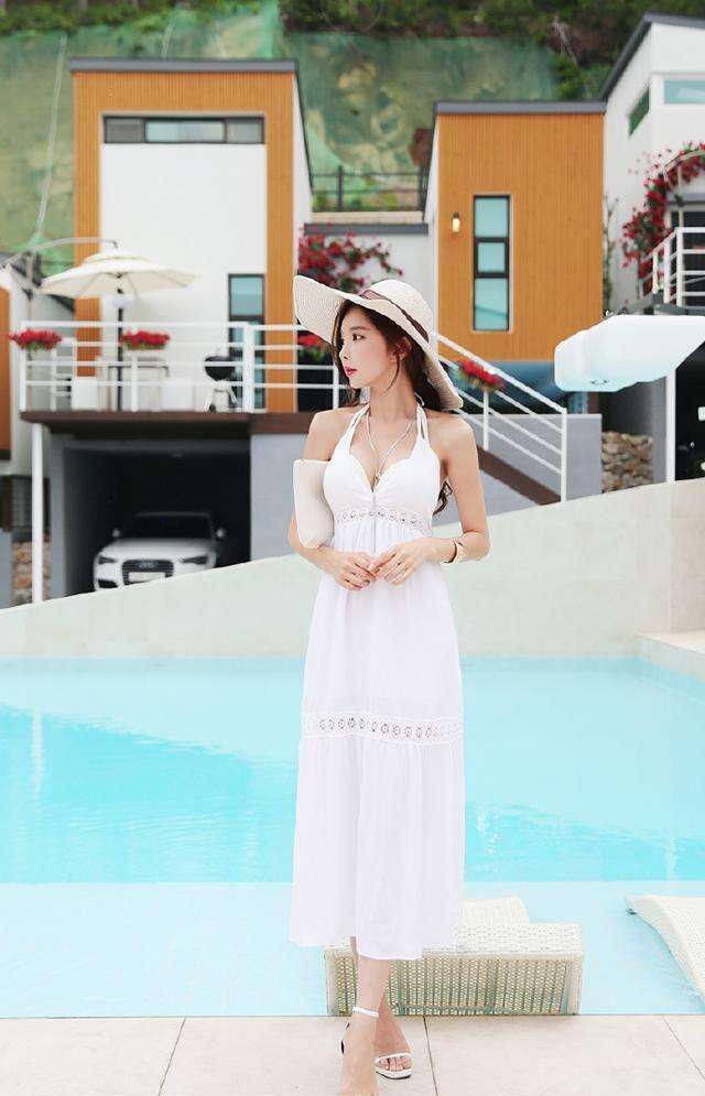 清新吊带连衣裙搭配一字扣细跟鞋，小姐姐穿出清新感，打造好身材