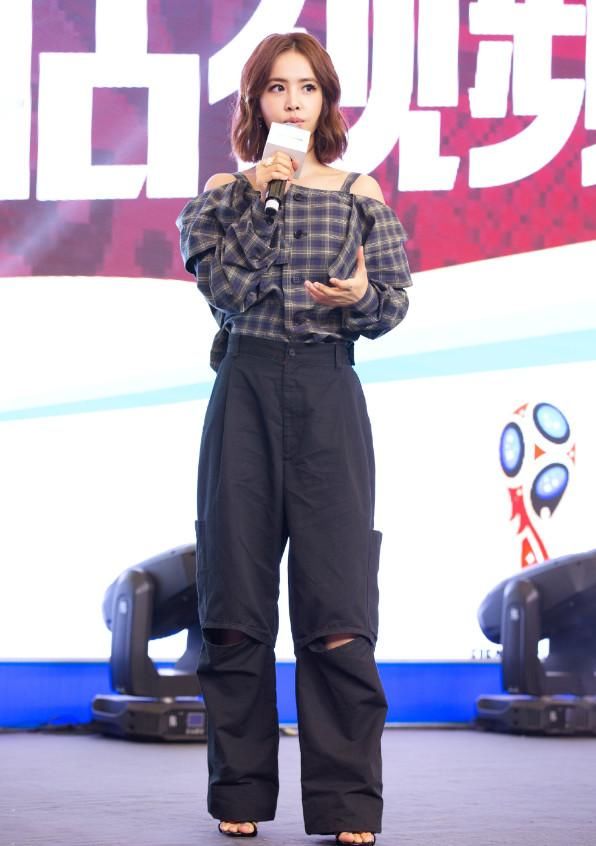 蔡依林穿短裤秀腿，她的腿让人很意外，一直不信她身高156cm!