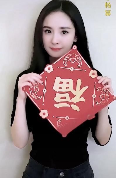 色牛仔裤■热巴穿的最素,却成全公司最养眼,杨幂带着旗下艺人送祝福