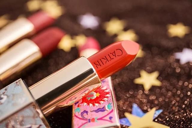 张天爱、戚薇素颜一言难尽，但涂个口红瞬间颜值开挂！我服了！