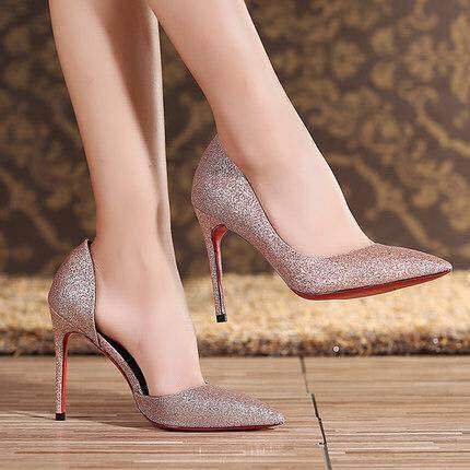 尖尖细高跟的女神搭配，也是高跟鞋的骄傲，时刻让你拥有女神光环