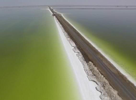 世界上“最咸”的公路，长达32公里周边全是盐，而且就在中国！