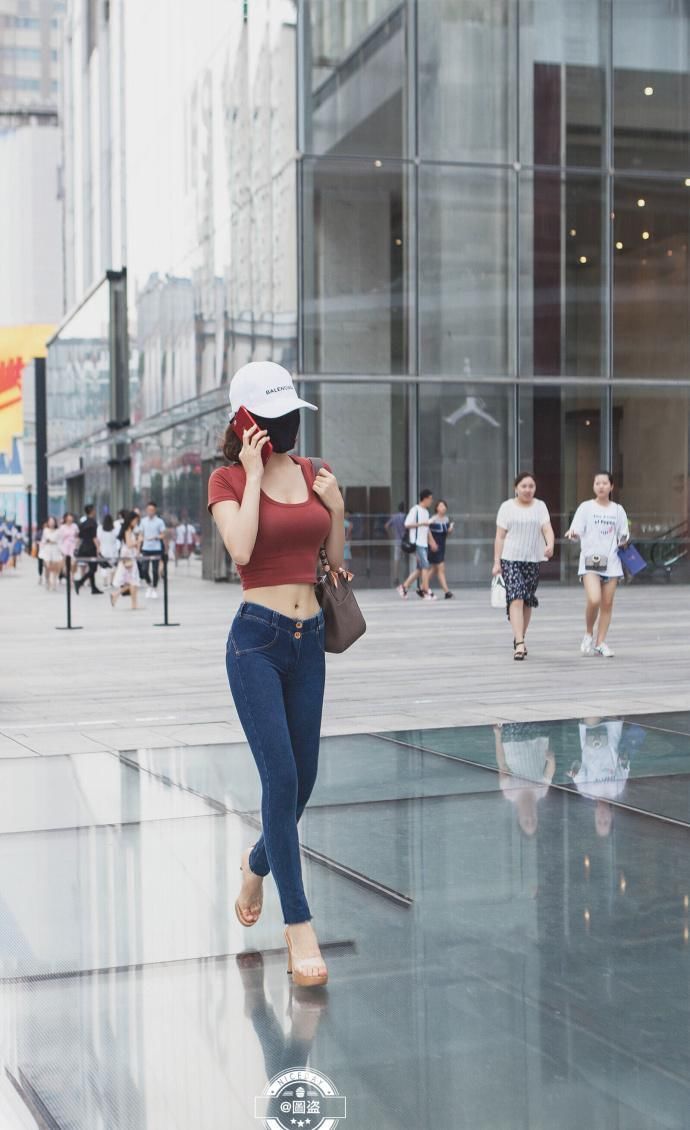 街拍:糟糕，是心动的感觉，被穿黑色T恤的小姐姐撩到了