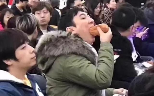 滤镜:欧阳娜娜未P生图曝光:失去粉丝滤镜,立马就现了原形