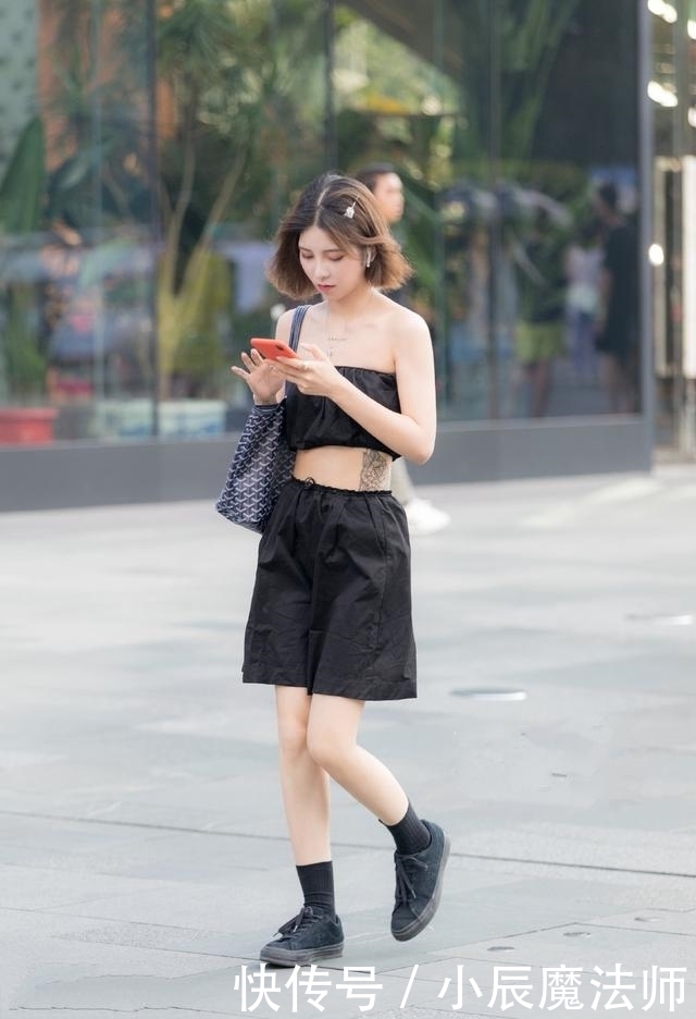  气质|路人街拍，美女穿不规则连衣短裙，整体造型十分亮眼