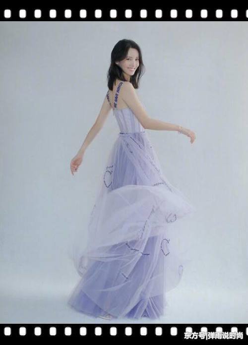金晨穿浅紫色连衣长裙 整个人都紫起来了 28岁的她就是小仙女