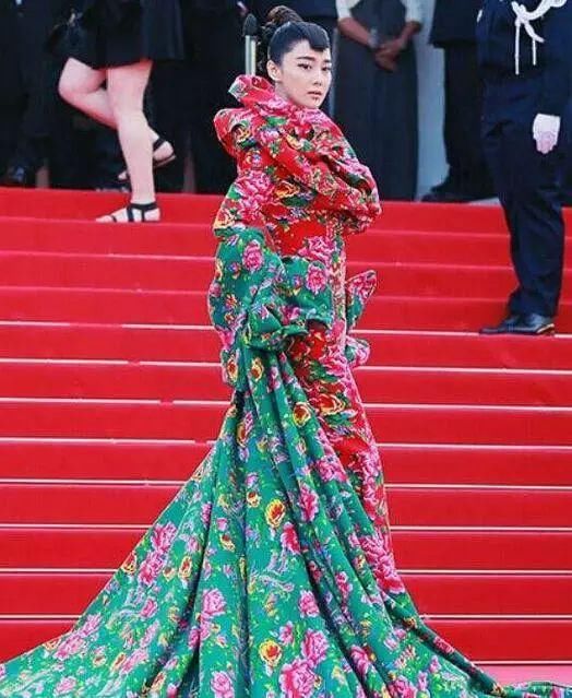 初秋这些颜色穿在一起，显白又高级!