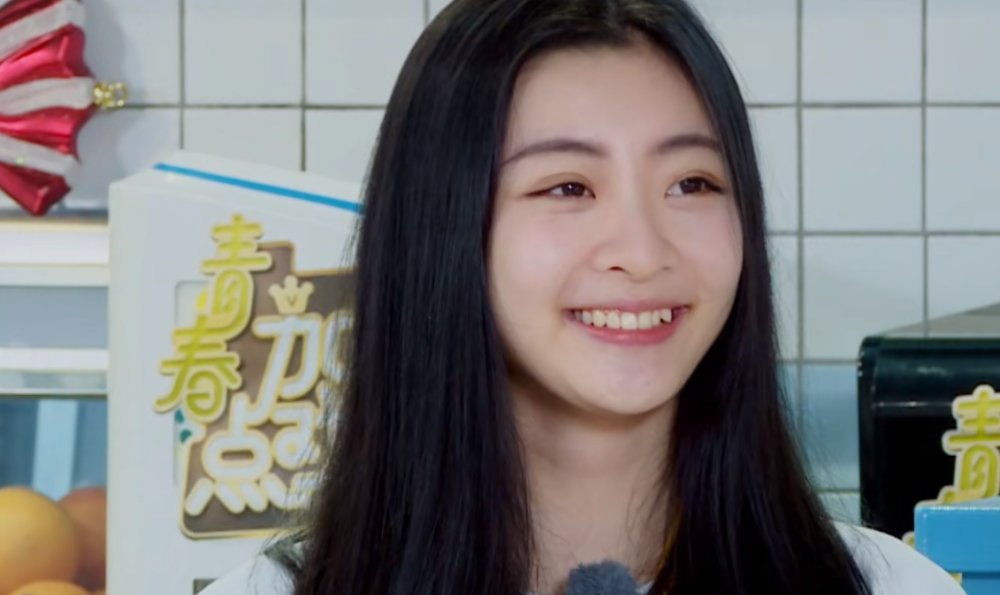  微笑■学员餐厅打工，集体练八颗牙微笑，虞书欣像假笑，被王承渲心动了