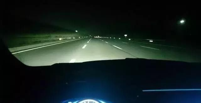 夜间开车上高速，应该使用近光还是远光灯，很多新手司机都选错了
