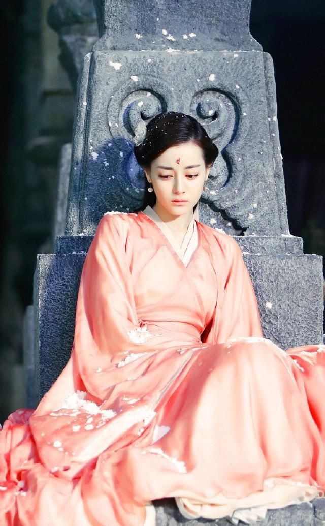 静谧：杨紫古装静谧淡雅，迪丽热巴古装活泼俏皮，你更喜欢谁？