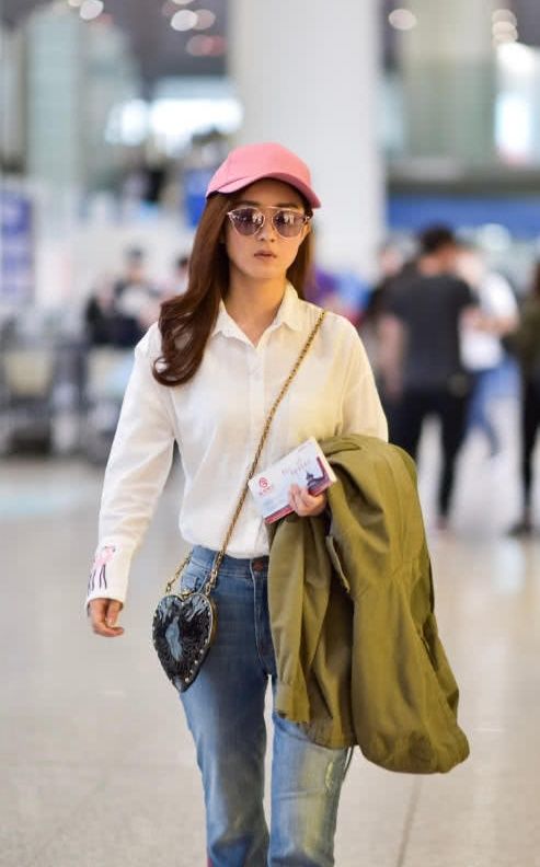 赵丽颖真会玩!“黑心包”上身，“火苗裤”也成吸睛神器!