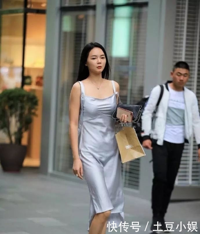  『美女』美女穿着睡衣就出来了，不过还挺有富贵风范的