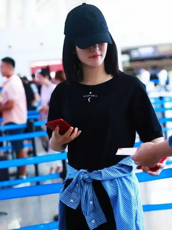 同穿学生裙的柳岩李菲儿差距大，可都不要和林志玲比吧！