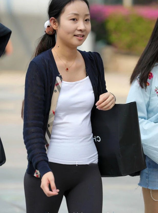 轻熟女身穿黑色紧身裤很性感