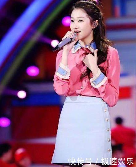 看了许晴的娃娃领，再看看关晓彤的，网友：装嫩和真嫩一目了然