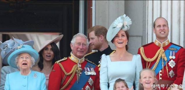 凯特王妃休假归来，穿复古连衣裙力压梅根！谁是皇室台柱一眼便知