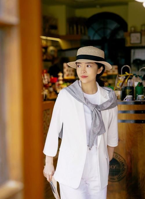 『衣摆塞进』三木把时髦“玩”到了极致!身穿白色西装配白色T恤,气质清新淡