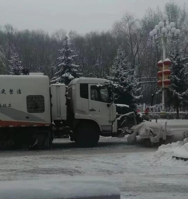 正是这些风雪中坚守的身影，让这个寒冷的季节多了许多温暖
