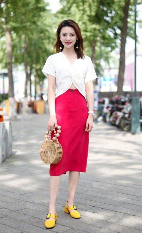  『清爽』T恤+半身裙，清爽又美丽！4种穿法引领夏季魅力，第3种适合微胖女